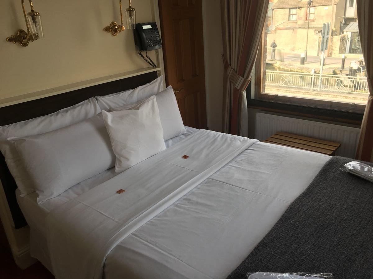 The Leeson Pensión 2*